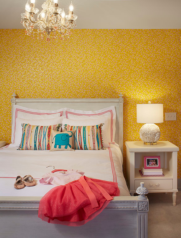 Immagine di una cameretta da letto tradizionale con pareti gialle e moquette