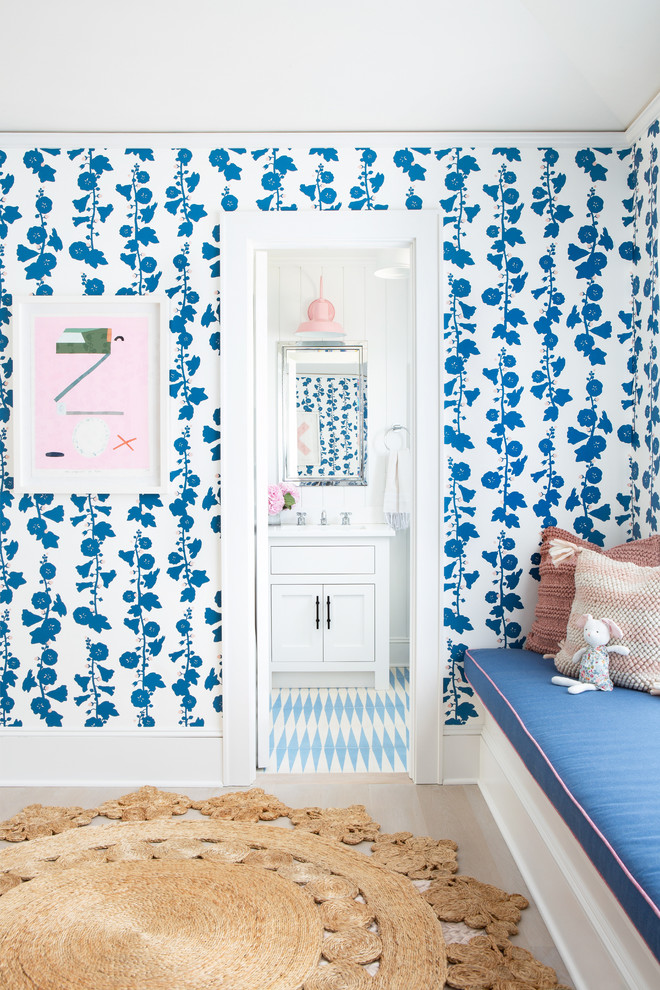 Idee per una grande cameretta per bambini stile marinaro con pareti blu, parquet chiaro e pavimento beige