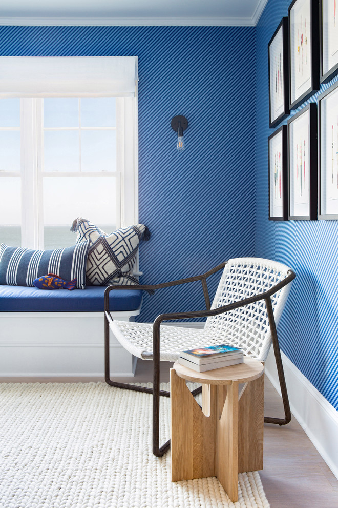 Immagine di una cameretta per bambini stile marino di medie dimensioni con pareti blu, pavimento in legno massello medio e pavimento marrone