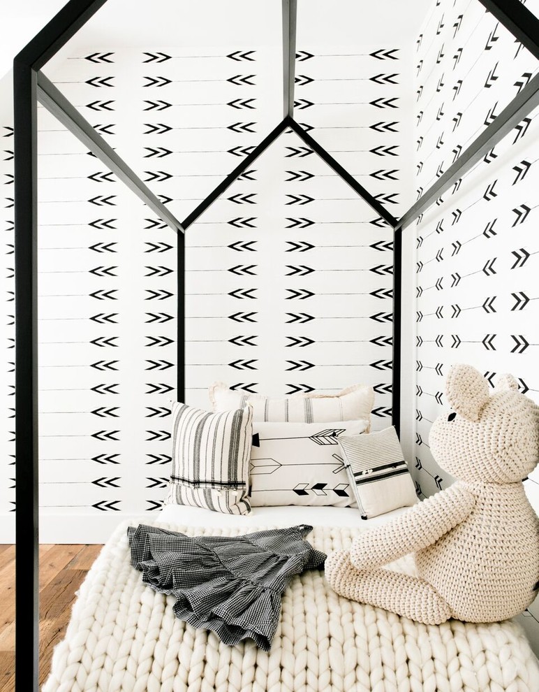 ニューヨークにある高級な広いカントリー風のおしゃれな子供部屋 (白い壁、淡色無垢フローリング、茶色い床) の写真
