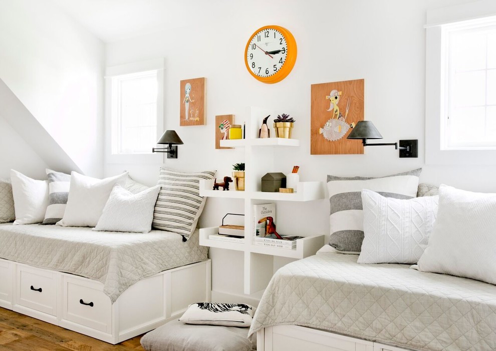 Großes Landhausstil Mädchenzimmer mit Spielecke, weißer Wandfarbe, braunem Boden und braunem Holzboden in New York