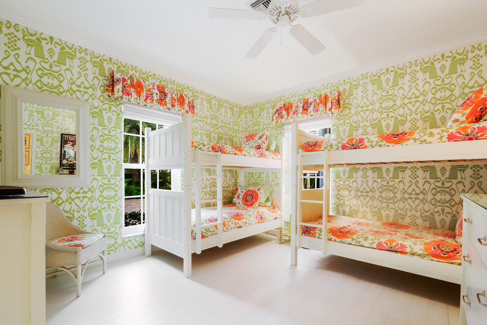 Ejemplo de dormitorio infantil marinero con paredes verdes, suelo de madera clara y suelo beige