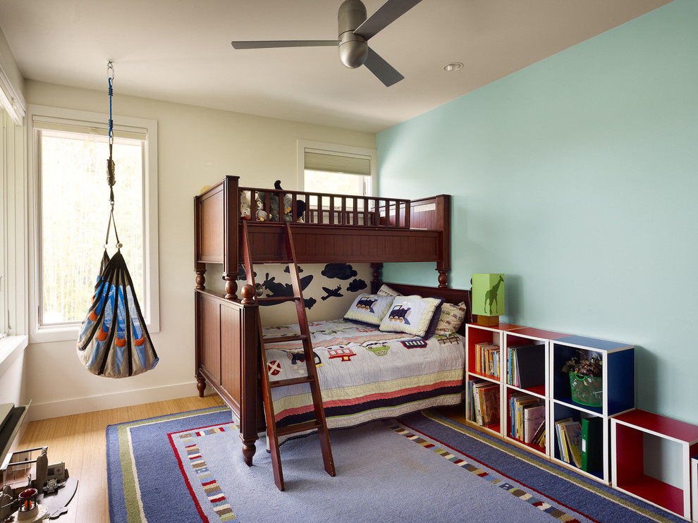Inspiration för ett vintage pojkrum kombinerat med sovrum och för 4-10-åringar, med blå väggar och mellanmörkt trägolv