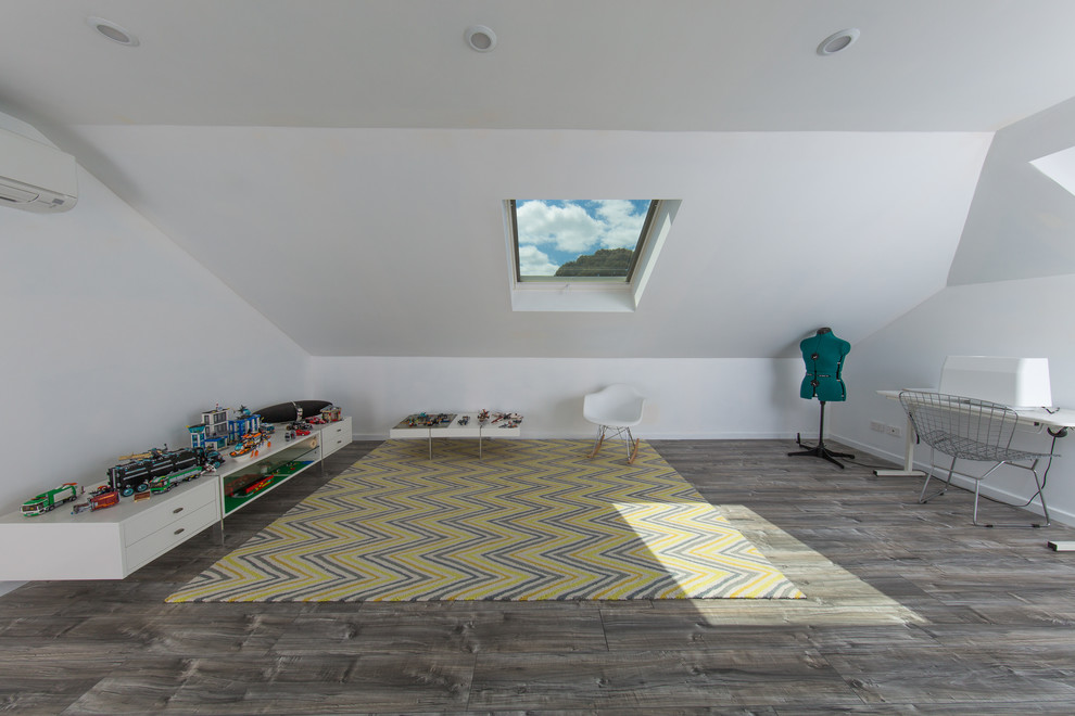 Idee per una cameretta per bambini minimal di medie dimensioni con pareti bianche e pavimento in vinile