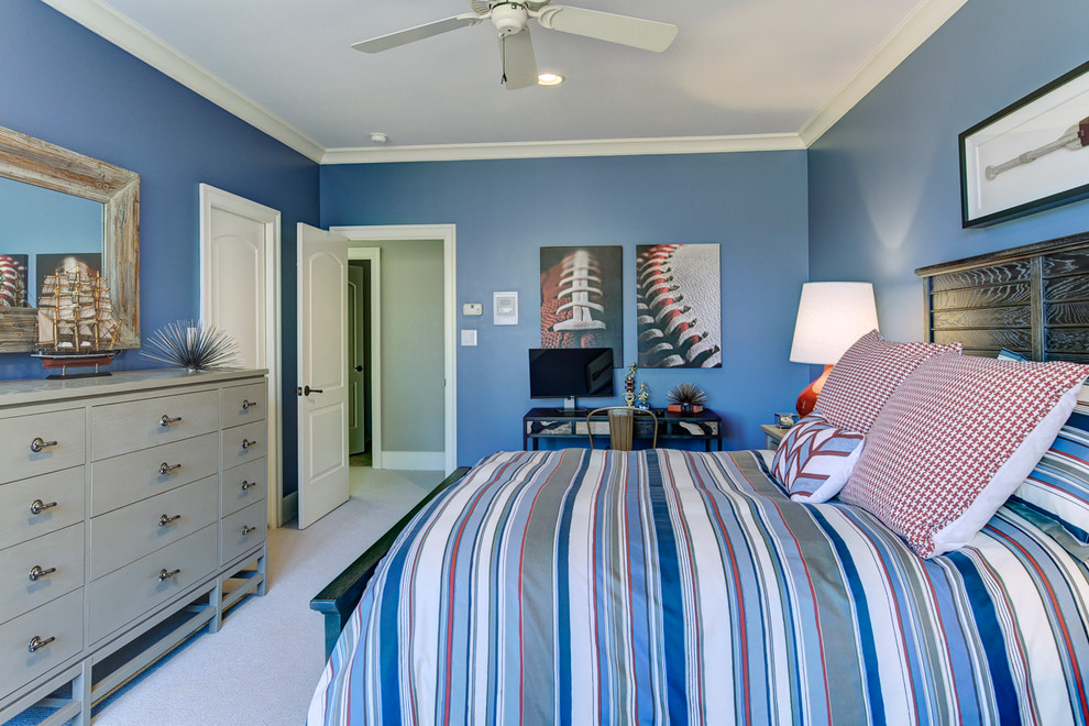 Idée de décoration pour une chambre d'enfant de 4 à 10 ans tradition de taille moyenne avec un mur bleu et moquette.