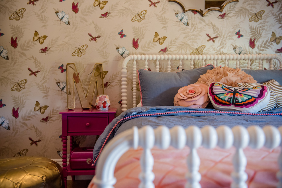 Imagen de dormitorio infantil de 4 a 10 años ecléctico de tamaño medio con paredes multicolor y suelo de madera en tonos medios