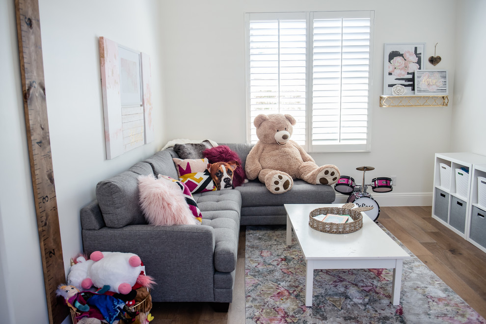 Ejemplo de dormitorio infantil de 4 a 10 años bohemio de tamaño medio con paredes blancas y suelo de madera en tonos medios