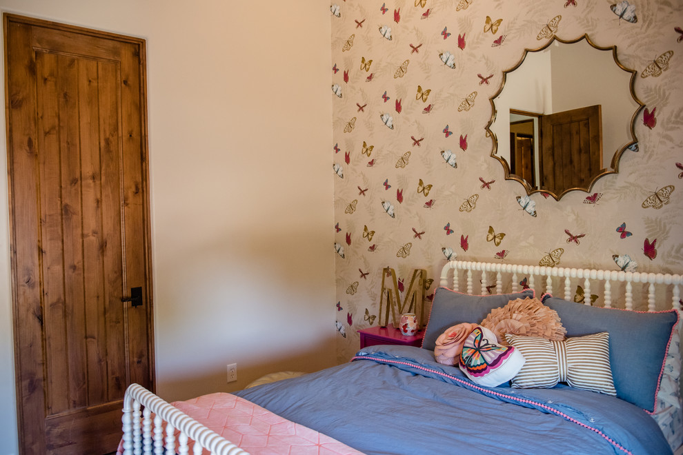 Inspiration för ett mellanstort eklektiskt flickrum kombinerat med sovrum och för 4-10-åringar, med flerfärgade väggar och mellanmörkt trägolv