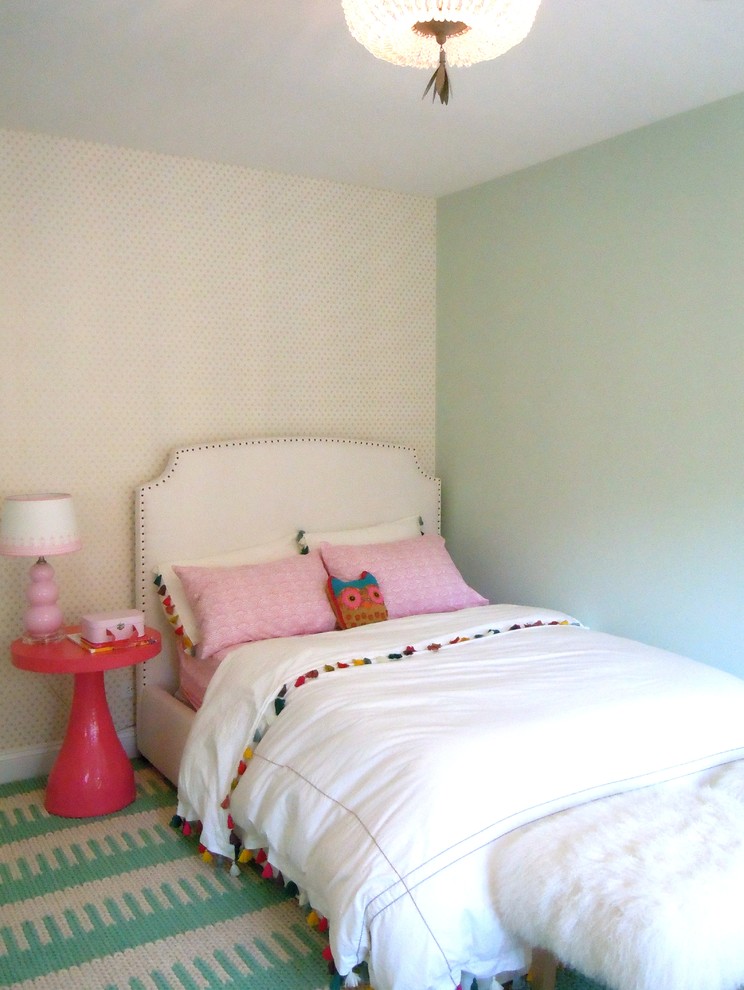 Стильный дизайн: детская среднего размера в стиле неоклассика (современная классика) с спальным местом, ковровым покрытием и разноцветными стенами для ребенка от 4 до 10 лет, девочки - последний тренд