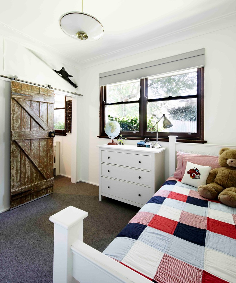 На фото: детская среднего размера в стиле фьюжн с спальным местом, белыми стенами, ковровым покрытием и серым полом для мальчика, подростка с