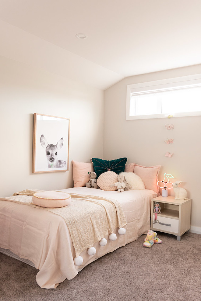 На фото: детская в скандинавском стиле с спальным местом, бежевыми стенами, ковровым покрытием и серым полом для девочки с