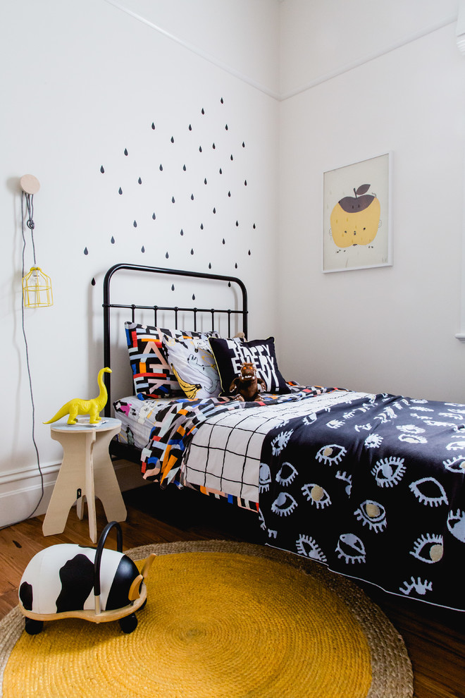 Modernes Jungszimmer mit Schlafplatz, weißer Wandfarbe und braunem Holzboden in Melbourne