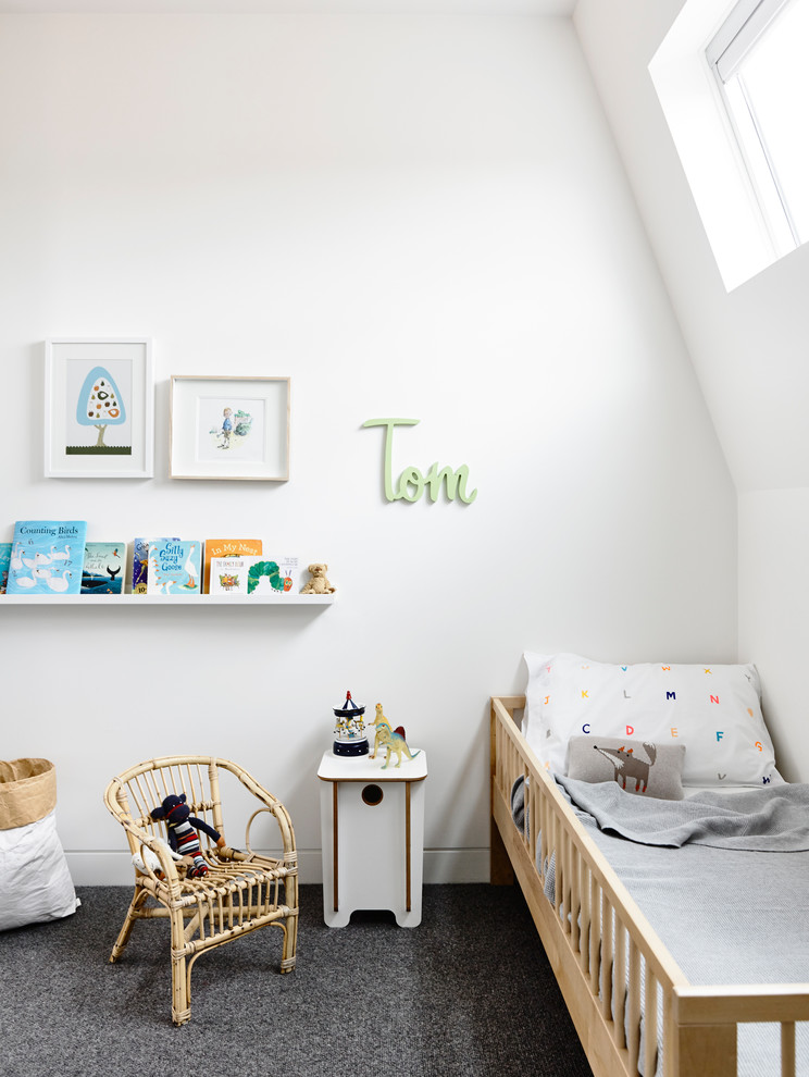 Cette photo montre une chambre de garçon scandinave avec un mur blanc, moquette et un sol gris.