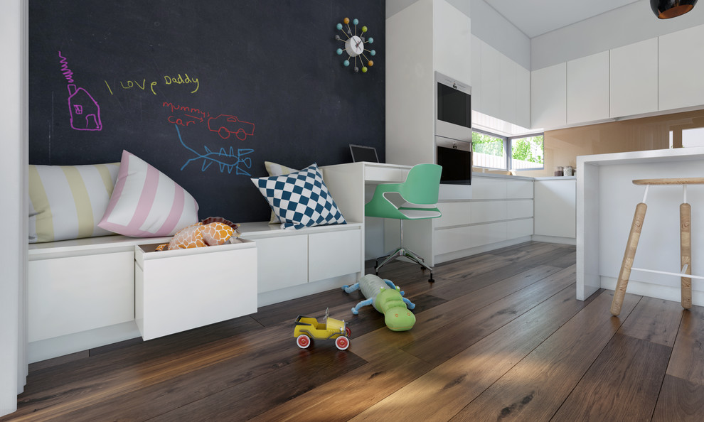 Immagine di una cameretta per bambini da 4 a 10 anni minimal di medie dimensioni con pareti bianche e pavimento in legno massello medio