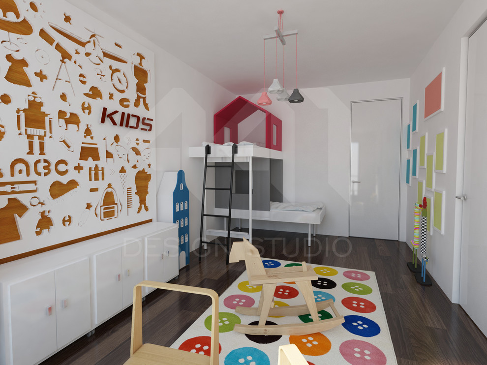 Idée de décoration pour une chambre d'enfant de 4 à 10 ans nordique de taille moyenne avec un mur blanc et parquet foncé.