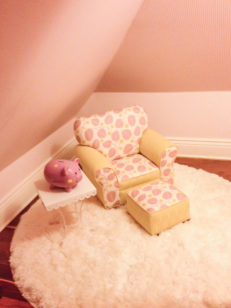 Aménagement d'une chambre d'enfant de 1 à 3 ans éclectique de taille moyenne avec un mur rose, parquet foncé et un sol marron.