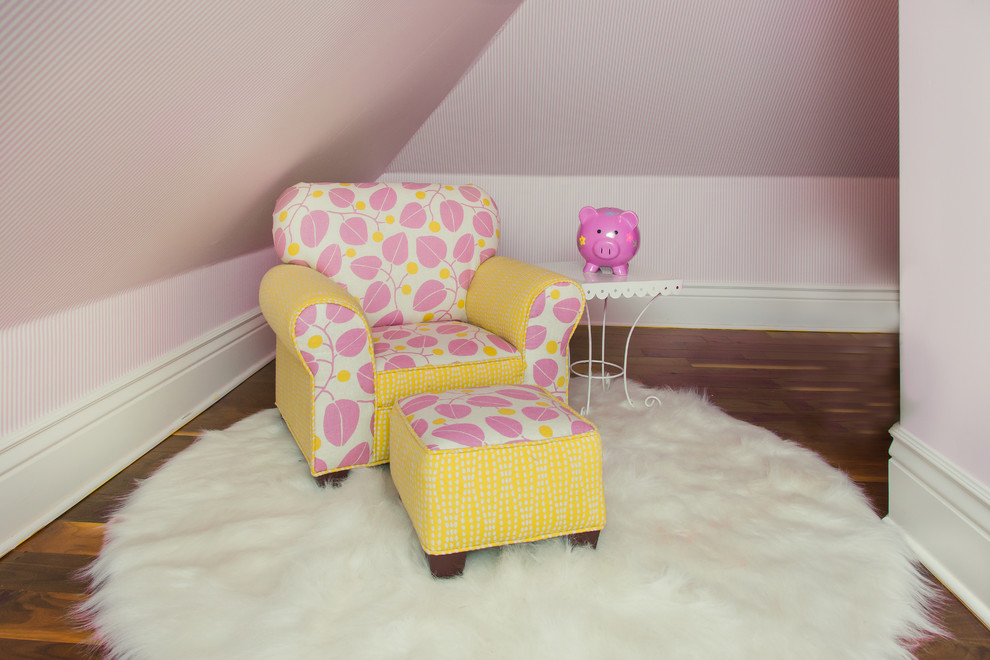 Réalisation d'une chambre d'enfant de 1 à 3 ans bohème de taille moyenne avec un mur rose, parquet foncé et un sol marron.