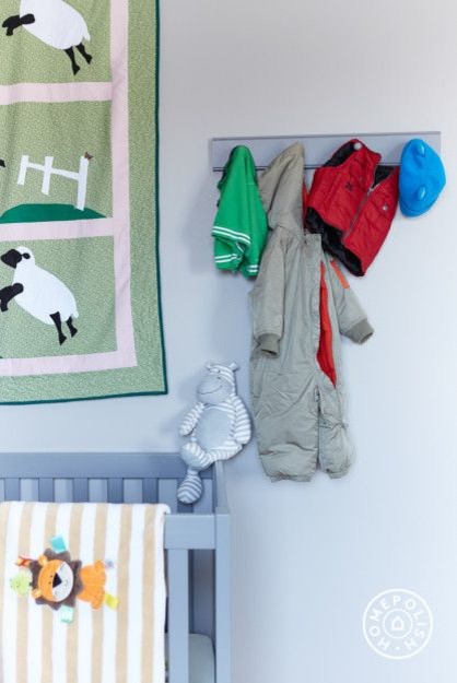Idée de décoration pour une chambre d'enfant de 1 à 3 ans tradition de taille moyenne avec un mur gris et parquet clair.