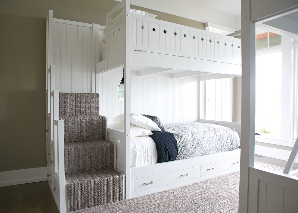 Foto de dormitorio infantil de estilo americano con paredes blancas, moqueta y suelo beige