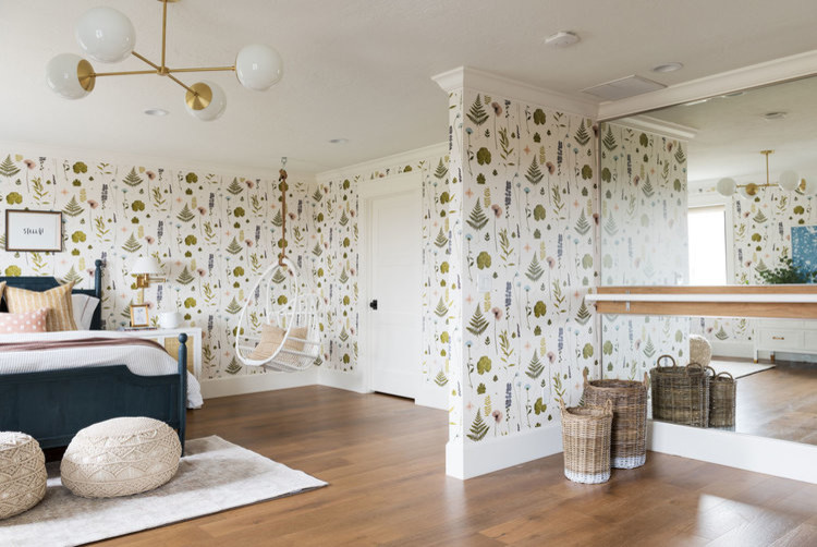 Ejemplo de dormitorio infantil clásico renovado grande con paredes multicolor, suelo de madera en tonos medios y suelo marrón