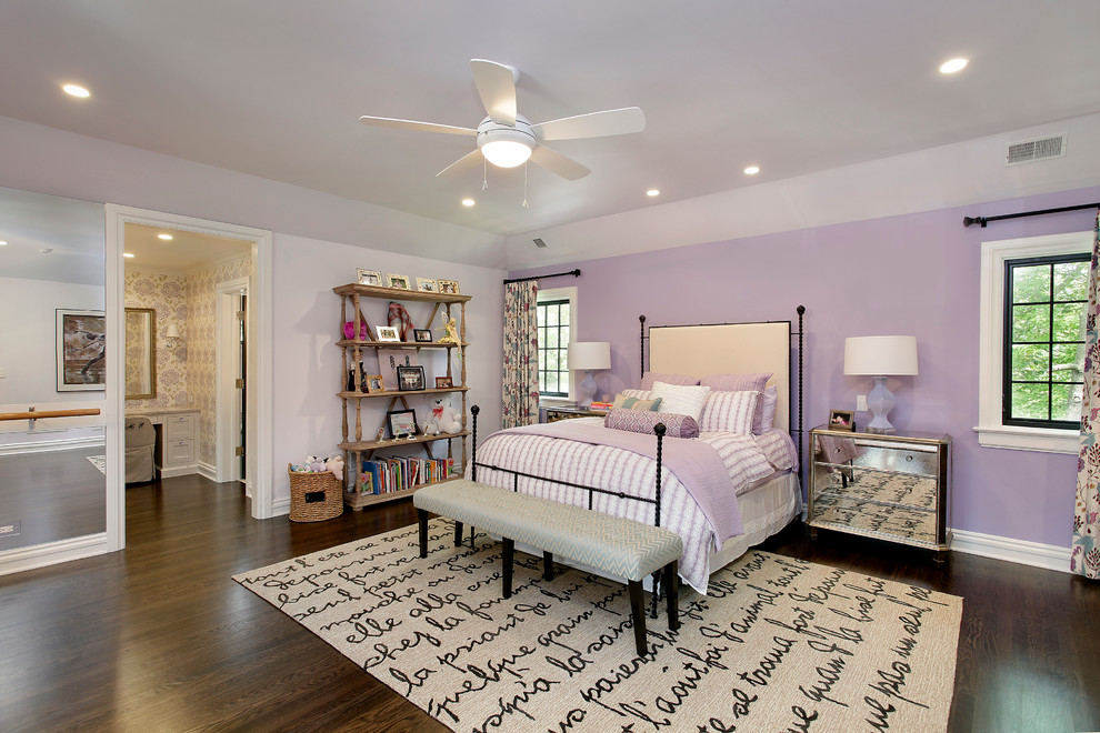 Bild på ett vintage barnrum kombinerat med sovrum, med lila väggar och mörkt trägolv
