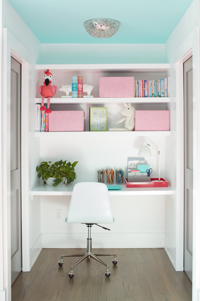 Ejemplo de habitación de niña de 4 a 10 años costera con escritorio, paredes blancas y suelo de madera en tonos medios