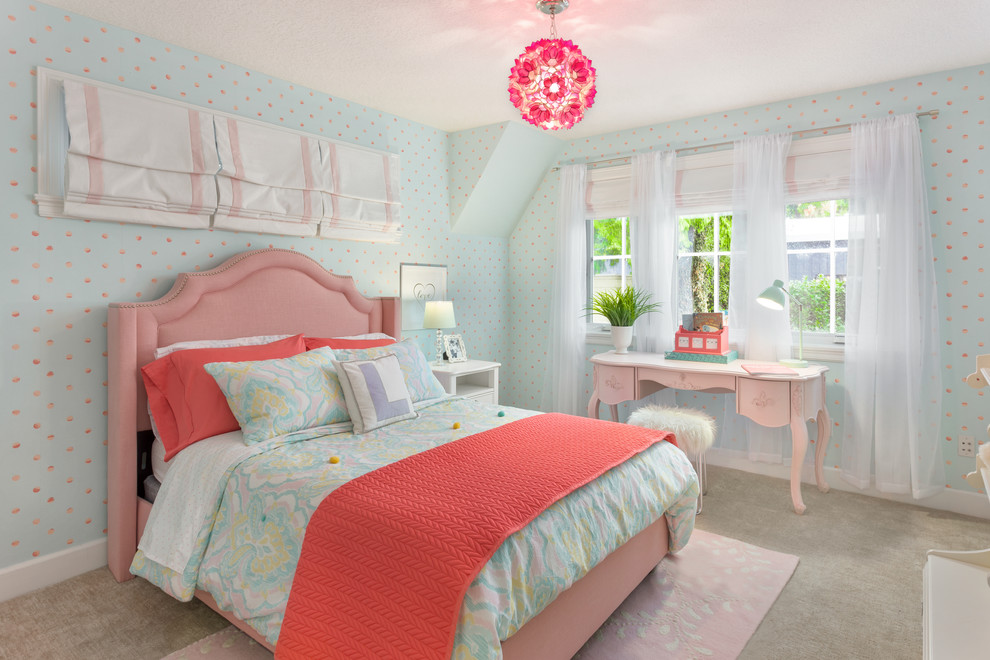 Exemple d'une chambre de fille chic avec un mur bleu, moquette et un sol gris.