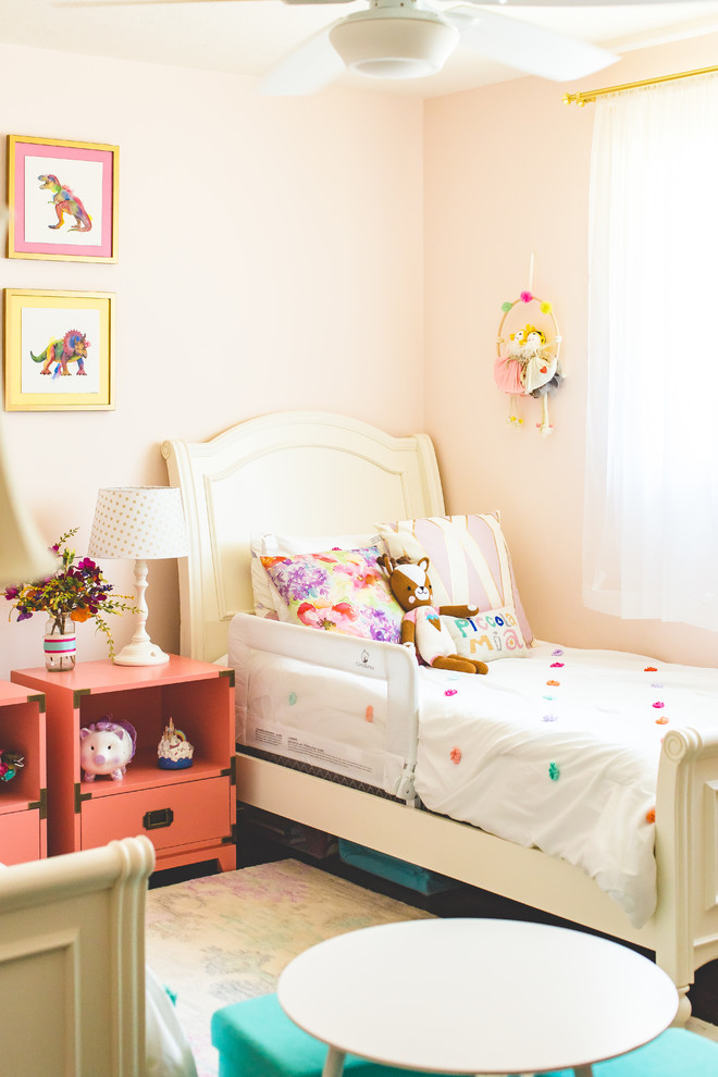 Пример оригинального дизайна: детская в стиле неоклассика (современная классика) с спальным местом и розовыми стенами для ребенка от 4 до 10 лет, девочки