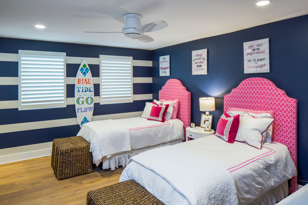 Идея дизайна: нейтральная детская в морском стиле с спальным местом, синими стенами и светлым паркетным полом для подростка, двоих детей