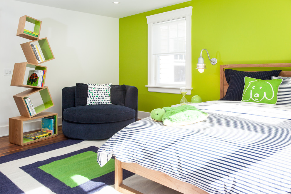 Aménagement d'une chambre de garçon contemporaine de taille moyenne avec un sol en bois brun et un mur multicolore.