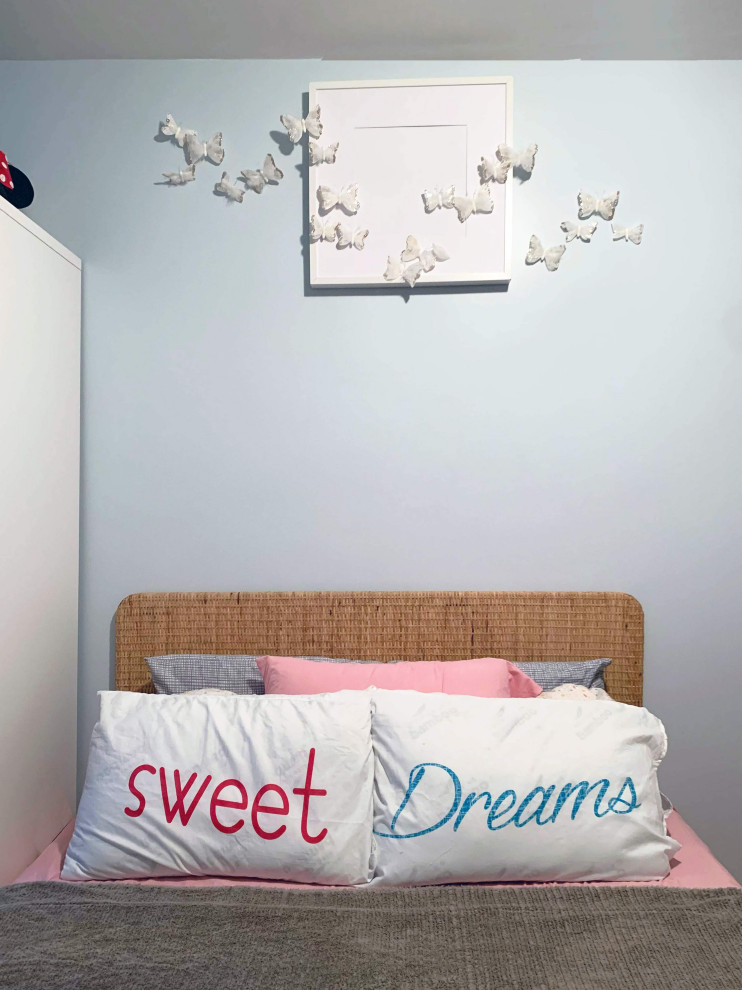 Inspiration för mellanstora 60 tals flickrum kombinerat med sovrum och för 4-10-åringar, med blå väggar, ljust trägolv och brunt golv