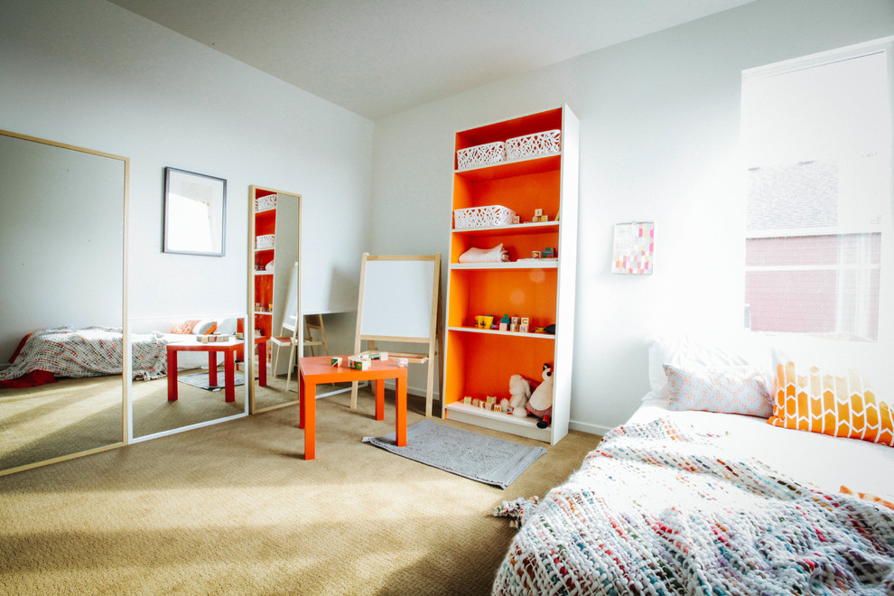 Стильный дизайн: большая нейтральная детская в стиле неоклассика (современная классика) с спальным местом, белыми стенами и ковровым покрытием для ребенка от 4 до 10 лет - последний тренд