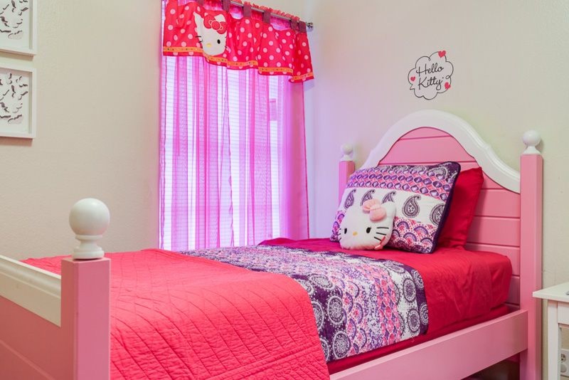 Foto di una piccola cameretta per bambini chic con pareti beige