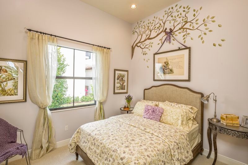 Klassisches Mädchenzimmer mit Schlafplatz, lila Wandfarbe und Teppichboden in Miami