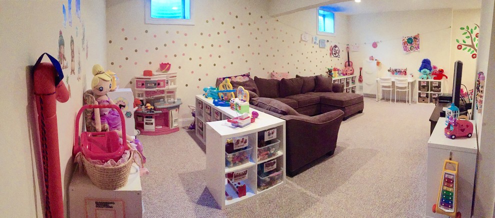 Ejemplo de dormitorio infantil de 4 a 10 años clásico grande con paredes beige, moqueta y suelo beige