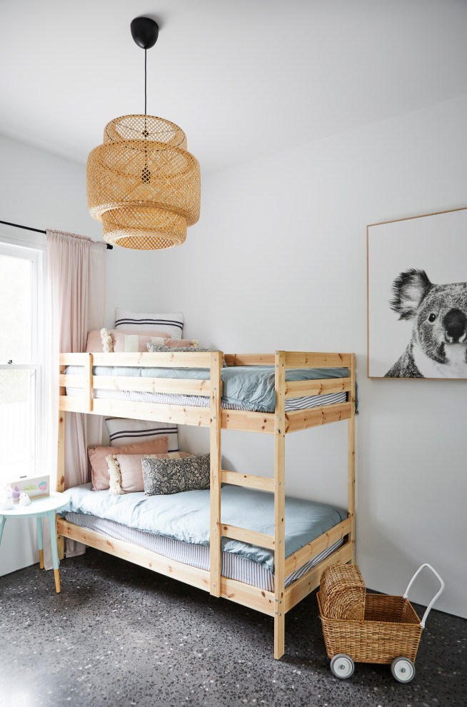 Idéer för att renovera ett mellanstort minimalistiskt pojkrum kombinerat med sovrum, med vita väggar, betonggolv och grått golv