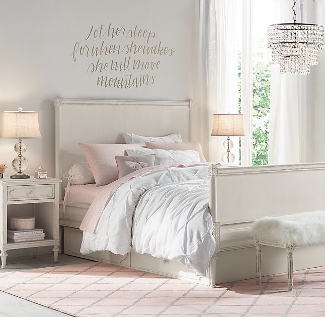 Inredning av ett klassiskt stort flickrum kombinerat med sovrum och för 4-10-åringar, med vita väggar, heltäckningsmatta och rosa golv