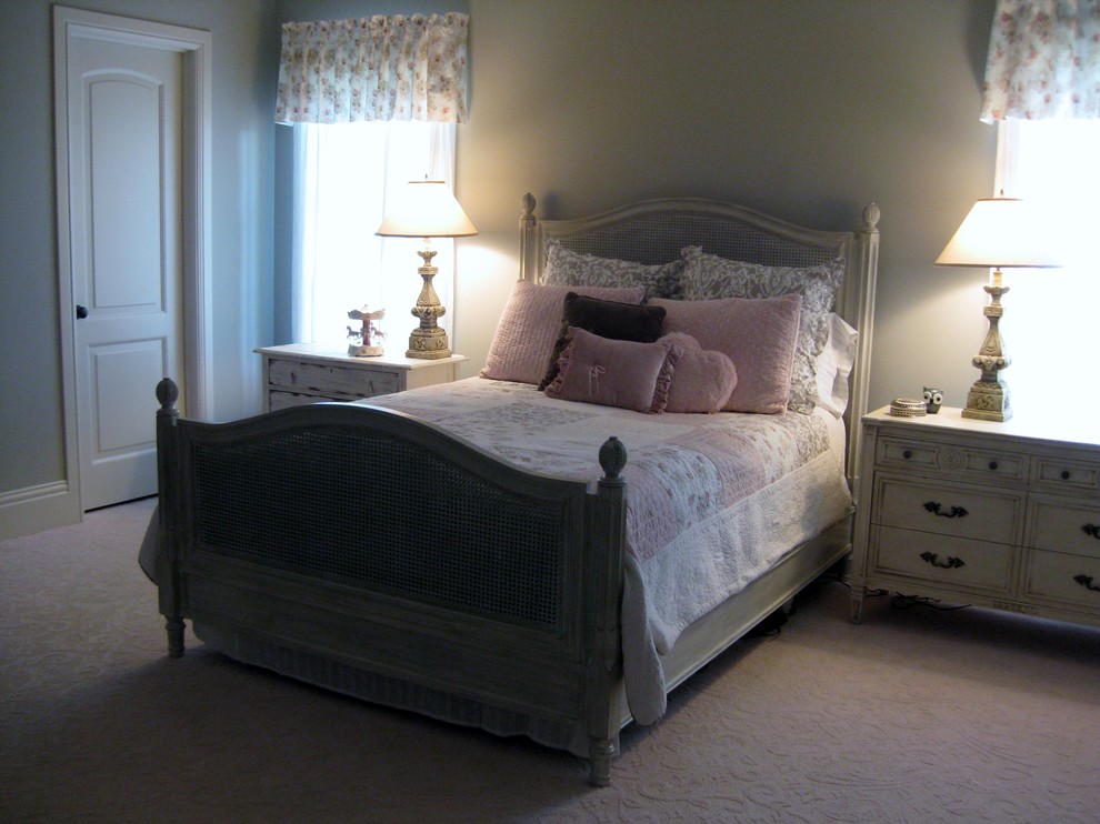 На фото: детская среднего размера в классическом стиле с спальным местом, белыми стенами, ковровым покрытием и бежевым полом для подростка, девочки