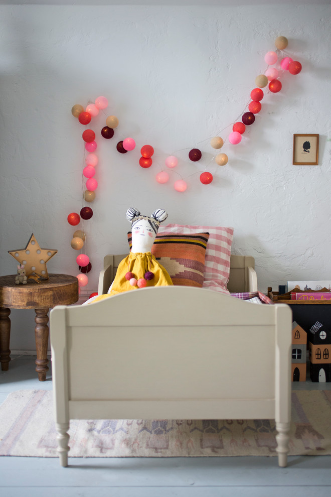 Modelo de dormitorio infantil de 4 a 10 años minimalista con suelo de madera pintada