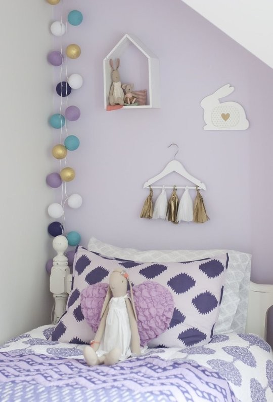 Источник вдохновения для домашнего уюта: детская в стиле шебби-шик с спальным местом и фиолетовыми стенами для ребенка от 4 до 10 лет, девочки