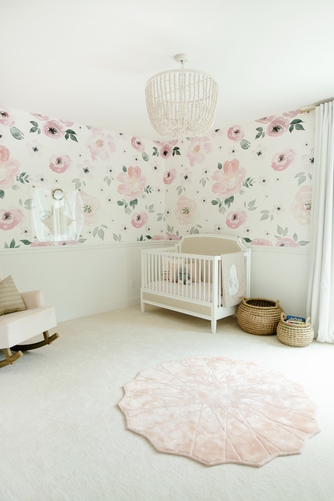 Réalisation d'une chambre de bébé fille design avec un mur rose, moquette, un sol blanc et du papier peint.