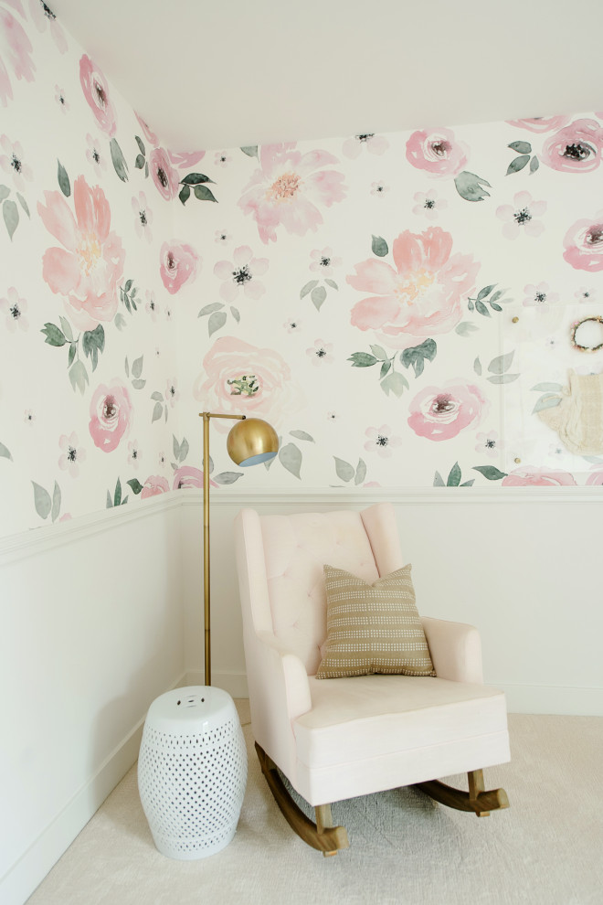 Idée de décoration pour une chambre d'enfant de 1 à 3 ans design avec un mur rose, moquette, un sol blanc et du papier peint.
