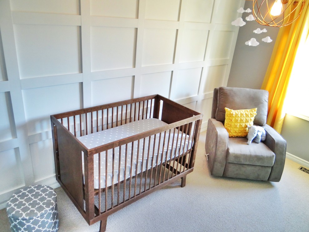 Modern inredning av ett mellanstort könsneutralt barnrum kombinerat med sovrum, med grå väggar och heltäckningsmatta