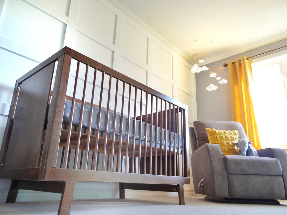 Idéer för ett mellanstort modernt könsneutralt barnrum kombinerat med sovrum, med grå väggar och heltäckningsmatta
