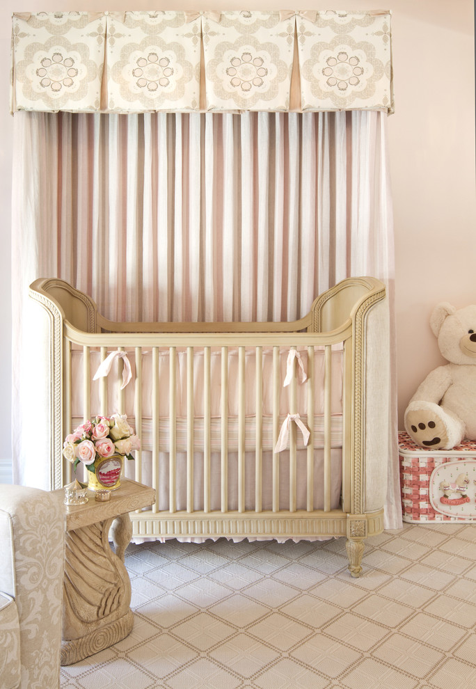На фото: большая детская в стиле неоклассика (современная классика) с спальным местом, розовыми стенами и ковровым покрытием для девочки с