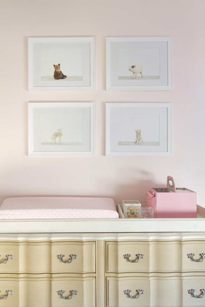Idéer för att renovera ett stort vintage flickrum kombinerat med sovrum, med rosa väggar och heltäckningsmatta