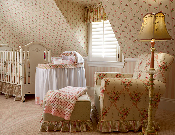 Idées déco pour une chambre de bébé fille classique de taille moyenne avec un mur multicolore, moquette et un sol rose.