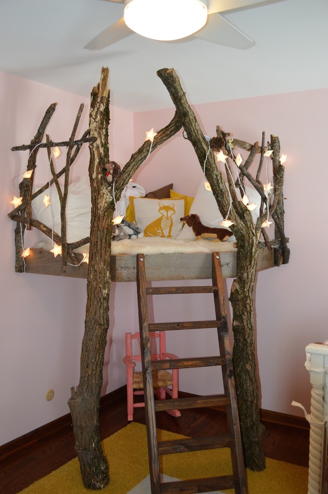На фото: маленькая детская в стиле шебби-шик с спальным местом и розовыми стенами для на участке и в саду, ребенка от 1 до 3 лет, девочки