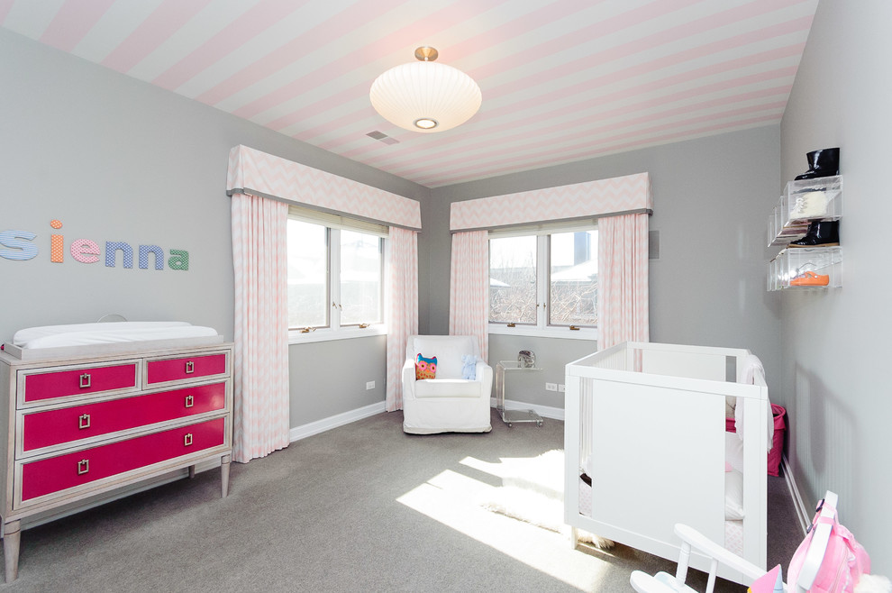 Modernes Kinderzimmer mit grauer Wandfarbe in Chicago