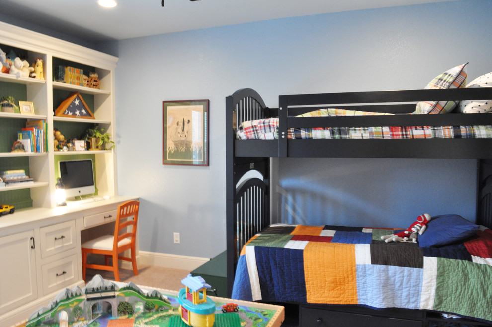 Стильный дизайн: детская среднего размера в стиле неоклассика (современная классика) с спальным местом, синими стенами и ковровым покрытием для ребенка от 1 до 3 лет, мальчика - последний тренд